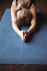Gros plan de la sportive pratiquant le yoga sur tapis
