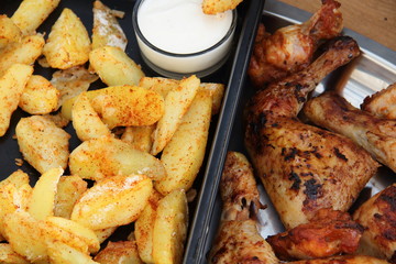 Kartoffeln mit Dipp und Hähnchen gebraten