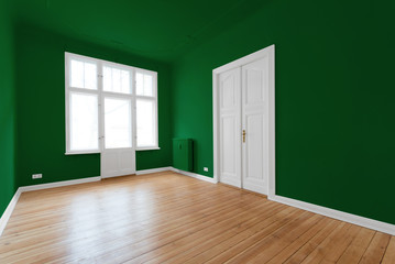 Obraz premium new renovated room in turn of the century building with wooden floor and green walls