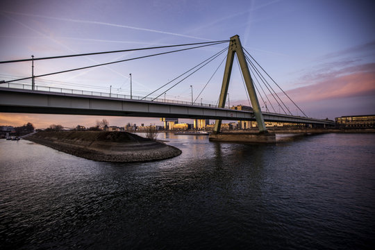 Eine Brücke über den Rhein bei Köln im Sonnenaufgang
