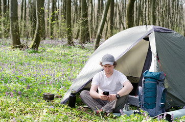Traveller uses a smartphone outdoors.