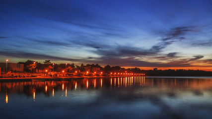 Fototapeta premium Promenade von Nin in Kroatien mit Abendhimmel nach Sonnenunterga