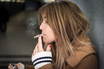 young beautiful woman smoking cigarette - obrazy, fototapety, plakaty