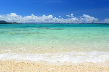 美しい沖縄のビーチと夏空