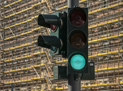 gr&uuml;nes Ampellicht an einer H&auml;ngeampel in Berlin