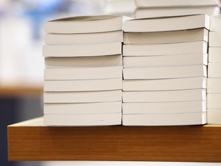 Bücherstapel - Analoges Lesevergnügen für Beruf und Freizeit 