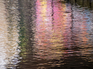 Bunte Wasserspiegellung