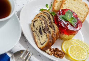 Восхитительный десерт состоящий из пирожного и макового рулета с лимоном