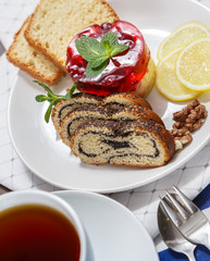 Восхитительный десерт состоящий из пирожного и макового рулета с лимоном