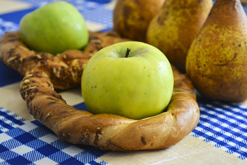 хлебный калач с яблоками и грушами
