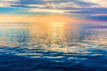Crédence de cuisine en verre imprimé Eau Calm ocean at sunset. Dramatic sky