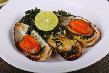 Baked mussels with spinach