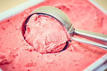 Vaschetta di gelato fresco alla fragola