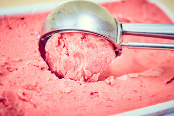 Vaschetta di gelato fresco alla fragola