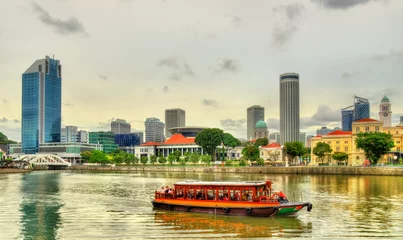 Zelfklevend Fotobehang Heritage boat on the Singapore River © Leonid Andronov