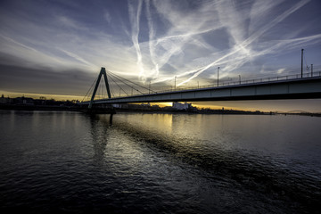 Severinsbrücke in Köln im Sonnenaufgang
