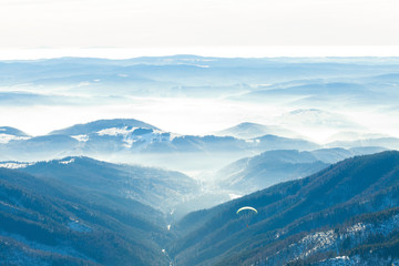 Fototapeta premium Piękna dolina z delikatną mgiełką nad nią