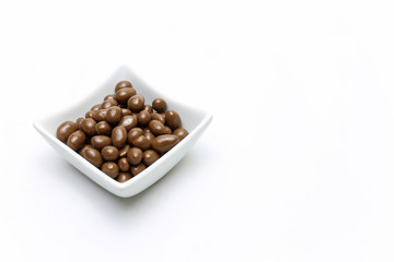 cacahuetes recubiertos de chocolate