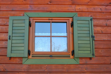 Fototapeta na wymiar Okno i zielone okiennice