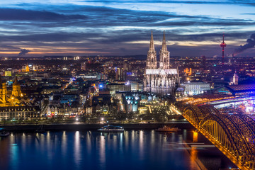 Fototapeta na wymiar Kölner Dom und Hohenzollern Brücke aus der Vogelperspektive bei Sonnenuntergang