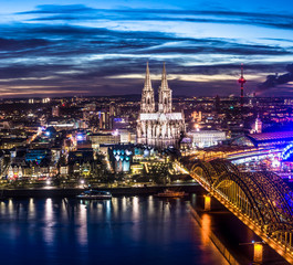 Fototapeta na wymiar Kölner Dom und Hohenzollern Brücke aus der Vogelperspektive bei Sonnenuntergang
