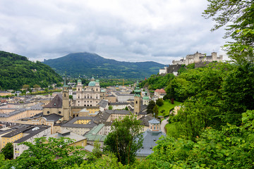Obraz premium Katedra w Salzburgu. Historyczne centrum Widok z lotu ptaka na miasto. Salzburg, Austria