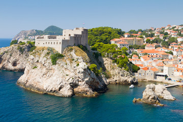 Fototapeta na wymiar Walled fortress of Dubrovnik and rocky cliff