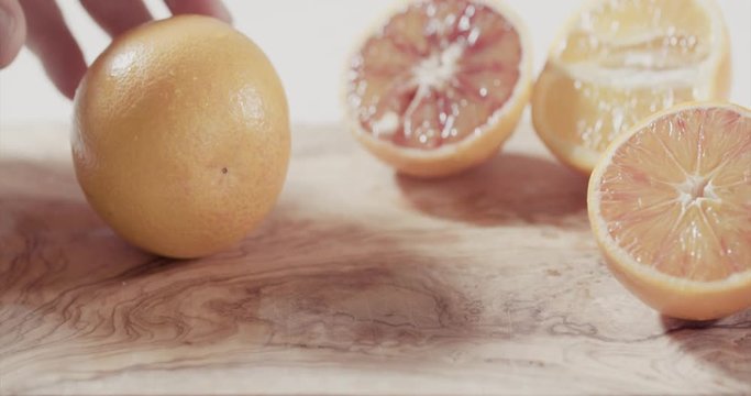 Schneiden einer Orange