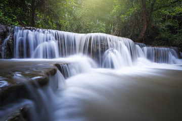 Paysage Huai Mae Kamin cascade Srinakarin Dam à Kanchanaburi, Thaïlande