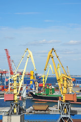 Obraz premium Bulk cargo ship under port crane