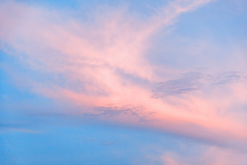 Naklejka premium różowe i niebieskie niebo o zachodzie słońca, pastelowy kolor