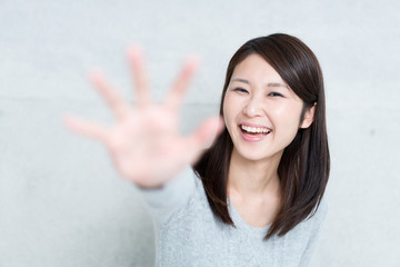 追いかける女性