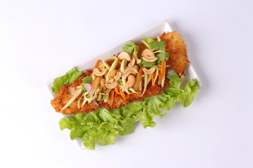 Spicy deep-fried Dolly's fish salad with roll green mango.