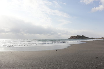 砂浜に埋もれた岩礁　北海道噴火湾
