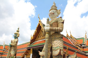 Fototapeta premium Pomnik strażnika w Wat Phra-Kaew.