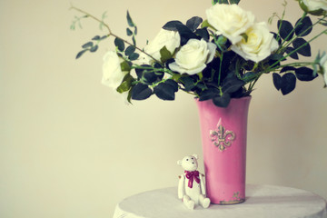 Fototapeta na wymiar white roses in a vase