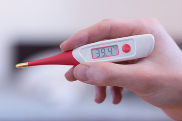 Fieberthermometer in Hand, Nahaufnahme 