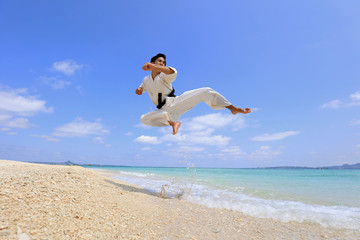 南国の美しいビーチで鍛える男性	
