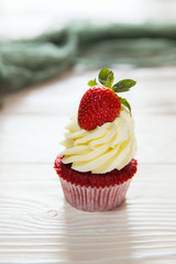 Muffins red velvet with cheese cream and strawberry