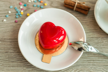 Праздничный десерт для влюбленных на День святого Валентина .Вид сверху 