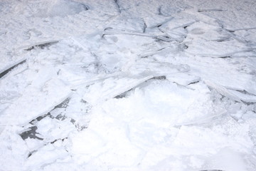 Winter am see, eisschollen mit schnee