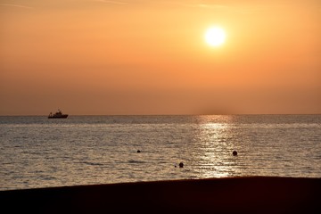 lève de soleil et bateau