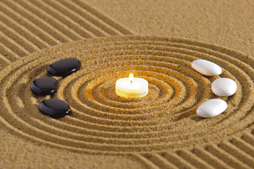 Fototapeta na wymiar Zen Garten mit Yin und Yang in Sand mit Kerze