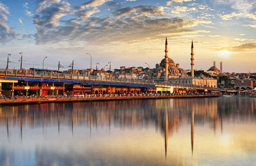 Panorama von Istanbul bei einem dramatischen Sonnenuntergang von Galata, Istanbul, © TTstudio