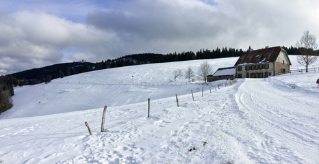 Obraz premium Vosges, Ferme auberge Le Haïcot avec vu sur le grand Brézouard