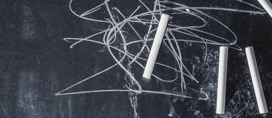 gessetti bianchi su lavagna