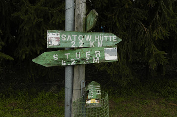 vergammelte Wegweiser