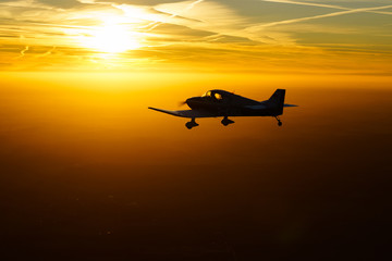 Fototapeta na wymiar Flug in den Sonnenuntergang