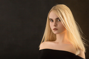 Naklejka premium beautiful girl looking at camera on black background