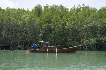 Fototapeta na wymiar Asian thai people stop Classic wooden boat on the sea near Mangr